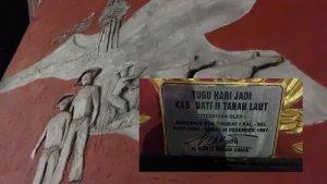 prasasti-nama-tugu-di-simpang-Angsau-Pelaihari-yang-berada-di-dinding-bawah.jpg