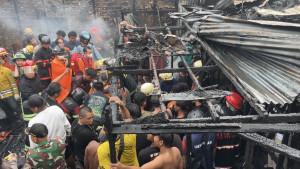 proses-evakuasi-korban-kebakaran-di-Gang-Silaturahim-RT04-Kelurahan-Gadang2.jpg