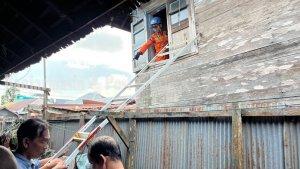 rumah-ambruk-di-Jalan-Kelayan-A-Banjarmasin-kalsel-Senin-14082023.jpg
