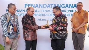 sERAHKAN-plakat-kerja-sama-kepada-Chief-Operation-Officer-PT-Borneo-Indobara.jpg
