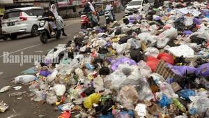 sampah-dari-TPS-liat-di-jalan-Veteran-Banjarmasin-dekat-Pasar-Kuripan-meluber-ke-jalan2.jpg