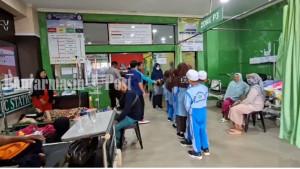 siswa-ketika-di-IGD-Ratu-Zalecha-akibat-diduga-keracunan.jpg