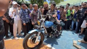 siswa-siswi-SMAN-7-Banjarmasin-menyambut-kedatangan-Ladislao-5.jpg