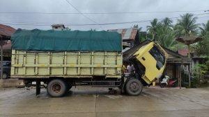 sopir-truk-bermuatan-pupuk-yang-alami-mogok-karena-bermaksud-menerobos-rendaman-air.jpg