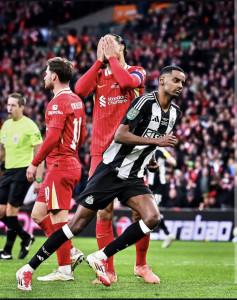 striker-Newcastle-united-Alexander-isak-usai-menjebol-gawang-Liverpool.jpg