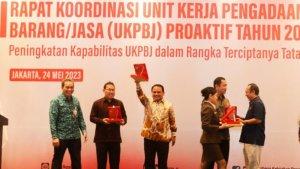 suasana-pemberian-penghargaan-terbaik-ke-2-atas-ukpbj-proaktif-tahun-202312.jpg