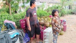 tabung-gas-dievakuasi-dari-lokasi-kebakaran-di-Jalan-Ir-PHM-Noor-Banjarbaru-kalsel-16082023.jpg
