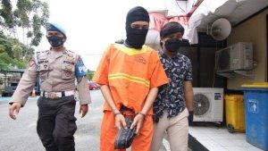 tersangka-ff-21-pertontonkan-kemaluan.jpg