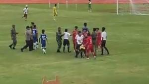 tim-bola-Kabupaten-Banjar-memprotes-keputusan-wasit.jpg