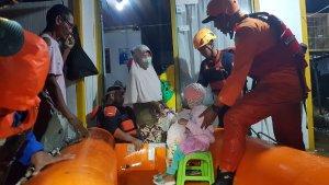 tim-sar-gabungan-basarnas-banjarmasin-saat-membantu-mengevakuasi-warga.jpg