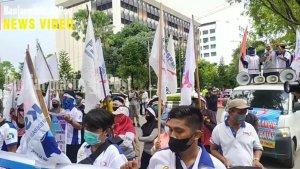 unjuk-rasa-menuntut-kenaikan-upah-di-depan-gedung-dprd-kalsel-rabu-10112021.jpg