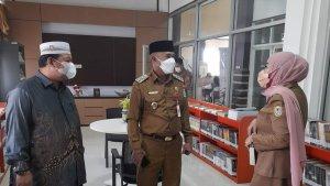 wabup-tanbu-muh-rusli-saat-bersama-kadispersip-kalsel-asdf.jpg