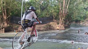 wahana-sepeda-gantung-di-Sungai-Jaing.jpg