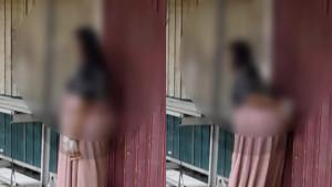 wanita-tanpa-diketahu-alasannya-diduga-mengamuk-di-depan-teras-toko-di-Pasar-Sentra-Antasari.jpg