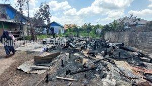 warga-melintas-di-rumah-yang-habis-terbakar-di-Kompleks-Borneo-Indah-banjarbaru-selasa-25072023.jpg