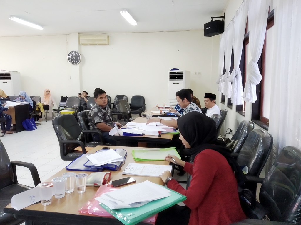 20190503dhody-suasana-pelengkapan-berkas-lppdk-di-aula-kantor-kpu-provinsi-kalsel.jpg