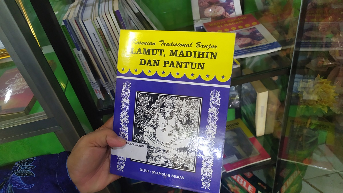 20201216-muhammad-rahmadi_koleksi-buku-kearifan-lokal-perpustakaan-man-2-banjarmasin.jpg