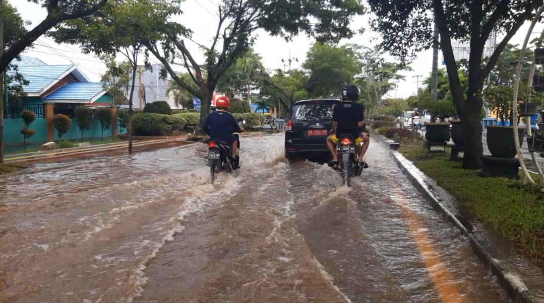 Berlangsung Sejak Pagi, Genangan Air di Jalan Hasan Basri Banjarmasin Masih Bertahan hingga Siang