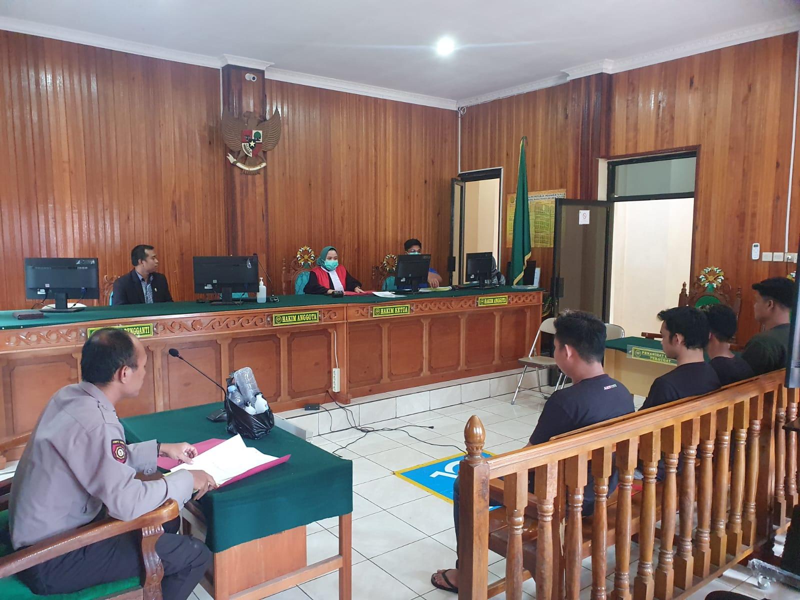 Terjaring Patroli Samapta Polres HSU saat Minum Miras, Delapan Pria Didenda dalam Sidang Tipiring