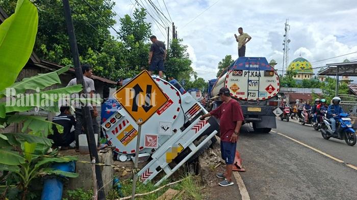 Kecelakaan di Jembatan Sungai Raya Utara HSS, Mobil Tangki Tabrak Pembatas Jembatan