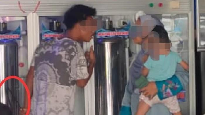 Adegan-pelaku-saat-mengancam-korbannya-menggunakan-senjata-tajam.jpg