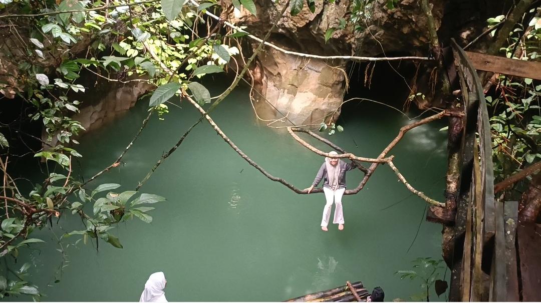 Wisata Kalsel- Susuri Gua Limbuhang HST Pakai Rakit, Pengunjung Bisa Bergelantungan di Akar Pohon