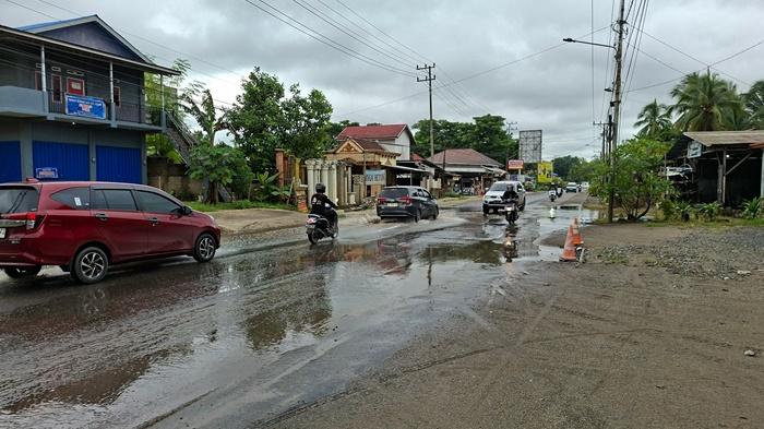 Akses-Jalan-Nasional-Trans-Kalimantan-di-Kelurahan-Karangan-Putih-Kecamatan-Binuang.jpg