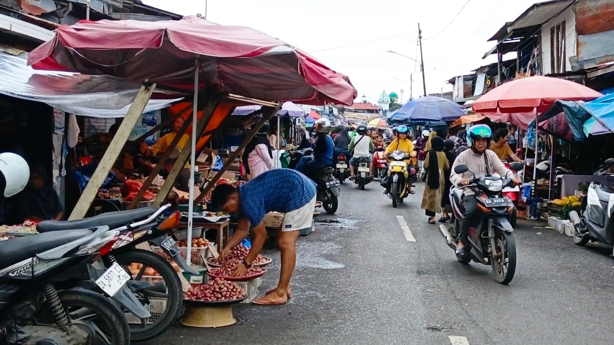 Akses-lalu-lintas-di-Jalan-Pasar-Lama-Laut-terhambat-akibat-pedagang-kembali-menggelar-lapak.jpg