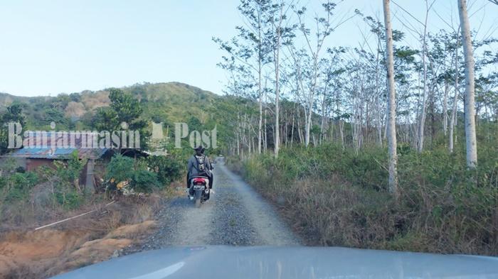 Akses-menuju-destinasi-wisata-Gunung-Teluk-Lurus-di-Batilai-Kabupaten-Tala-kalsel-Rabu-23082023.jpg