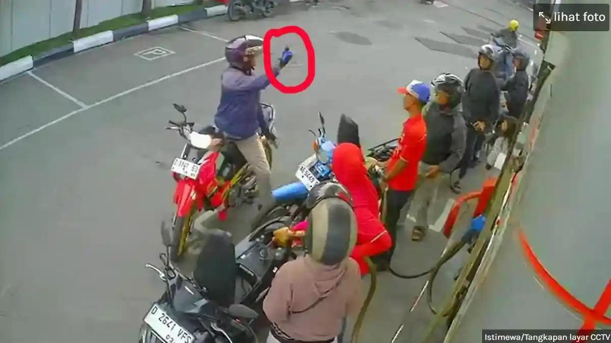 Aksi-koboi-seorang-pengendara-yang-membawa-senjata-seperti-pistol.jpg