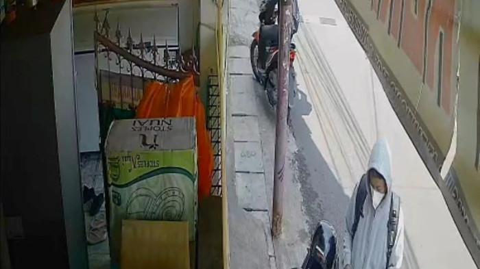 Aksi-pencurian-sepeda-motor-milik-customer-toko-Al-Arabi.jpg