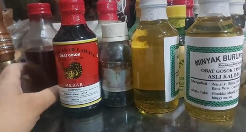Aneka-minyak-gosok-yang-dijual-di-prtokoan-CBS-Martapura3.jpg