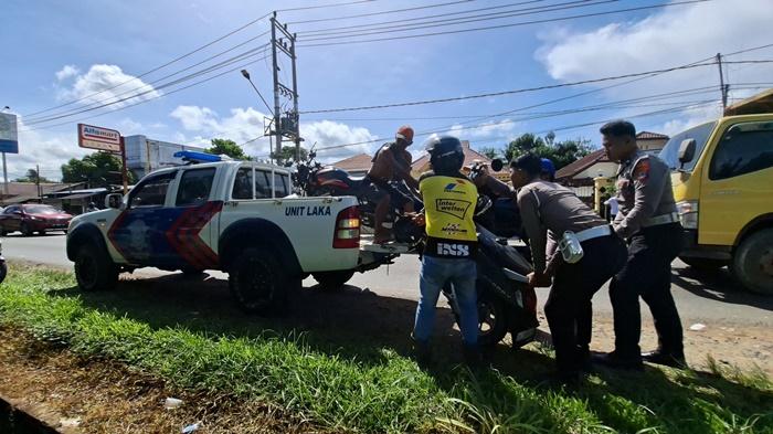 Anggota-Satlantas-Polres-Tanahlaut-dibantu-warga-mengevakuasi-kendaraan-korban.jpg