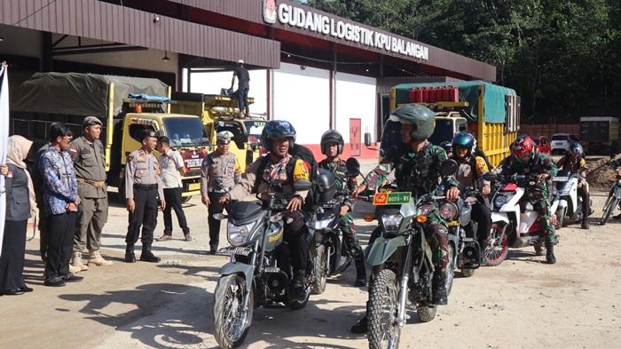 Anggota-TNI-dan-Polri-mengawal-pendistribusian-logistik-Pilkada-K-dd.jpg
