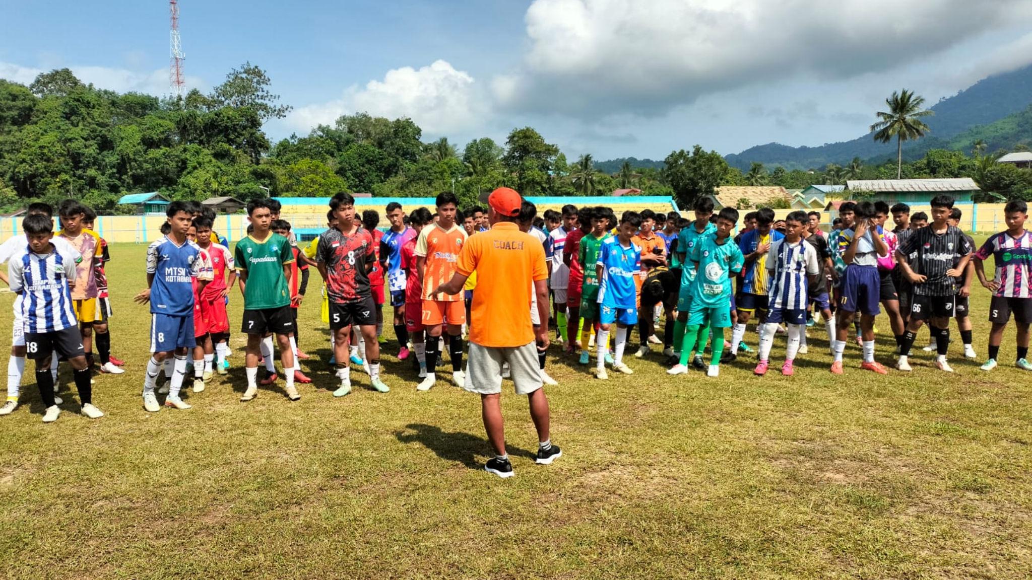 Antusias-peserta-seleksi-atlit-POPDA-2026-Kotabaru-untuk-cabor-sepakbola.jpg