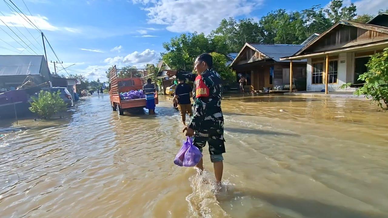 Aparat-Desa-Bangkal-dan-Babinsa-Koramil-Halong-menyalurkan-bantuan.jpg