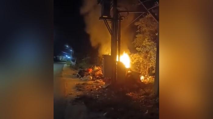Api Muncul Dekat Tiang Listrik Kompleks Warga Indah Banjarmasin, Mencuat Dugaan Disengaja Dibakar - Banjarmasinpost.co.id