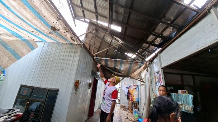 Atap-Rumah-warga-porak-poranda-Akibat-Angin-Kencang.jpg