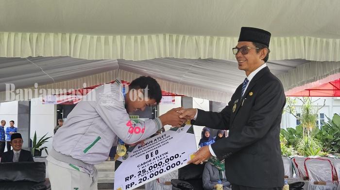 Atlet-Balangan-pada-Cabor-Atletik-Deo-terima-hadiah-bonus-atlet.jpg