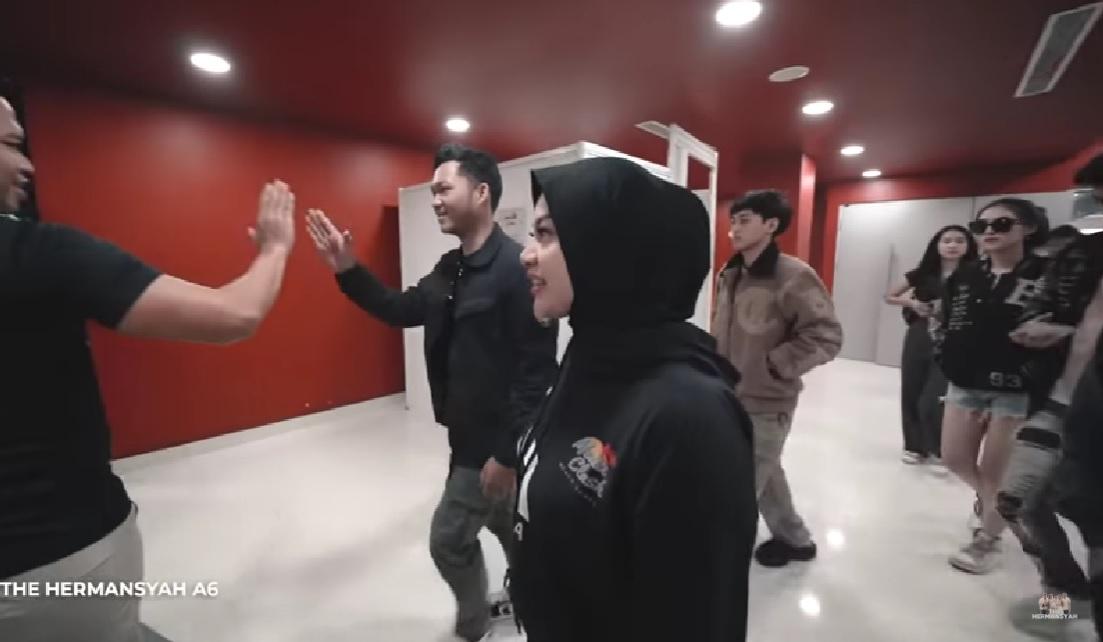 Gugupnya Aurel Kala Turun ke Lapangan Media Clash, Istri Atta Halilintar Ditonton Ribuan Orang