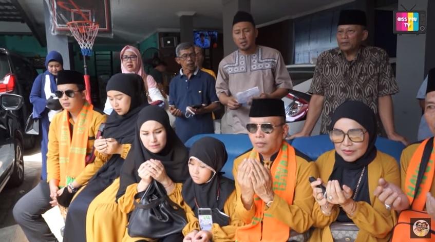 Ayu-Ting-Ting-dan-keluarga-doa-bersama-sebelum-berangkat-umroh.jpg