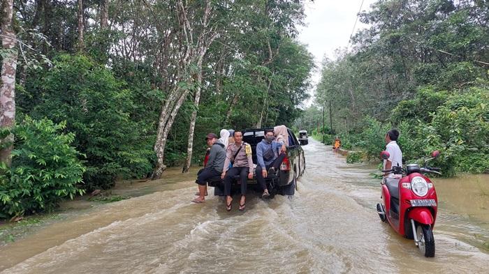 BANTU-WARGA-Babinsa-dan-Bhabinkamtibmas-SSD.jpg
