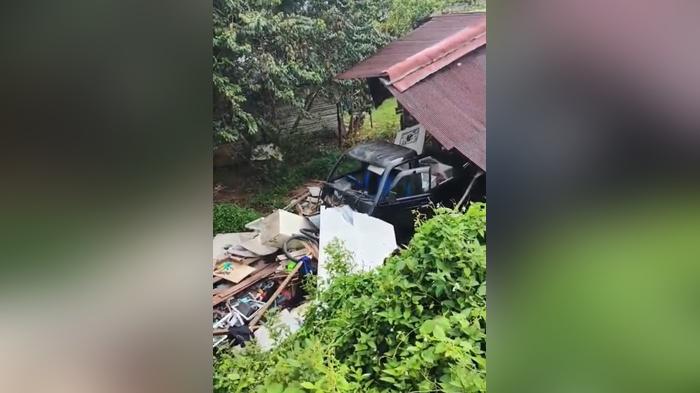 Pikap Seruduk Warung di Jilatan Tanahlaut, Bocah Terluka dan Langsung Dievakuasi ke Rumah Sakit