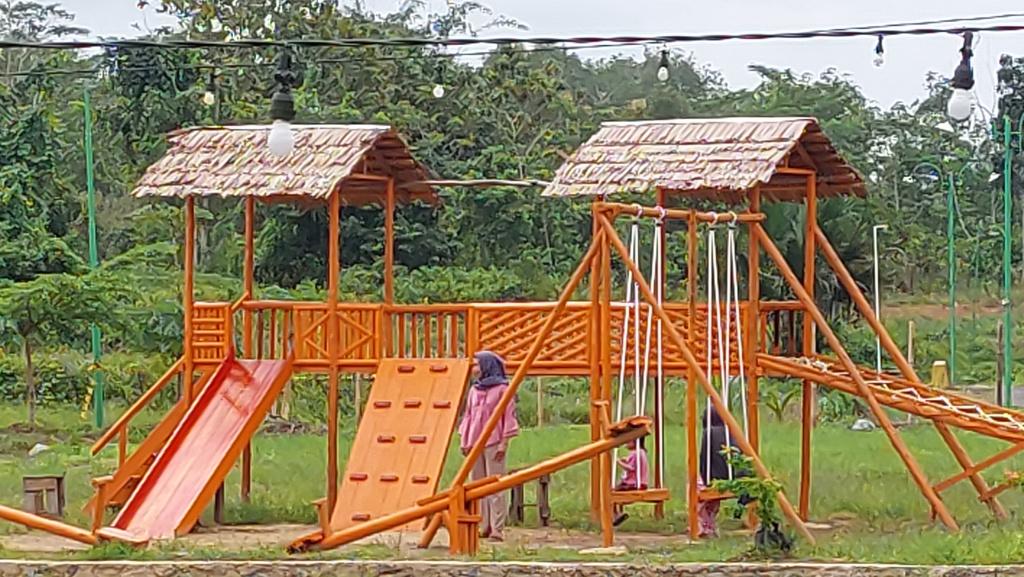 BERMAIN-Inilah-area-tempat-bermain-anak-di-lingkungan-wisata-Pegunungan-Batilai.jpg