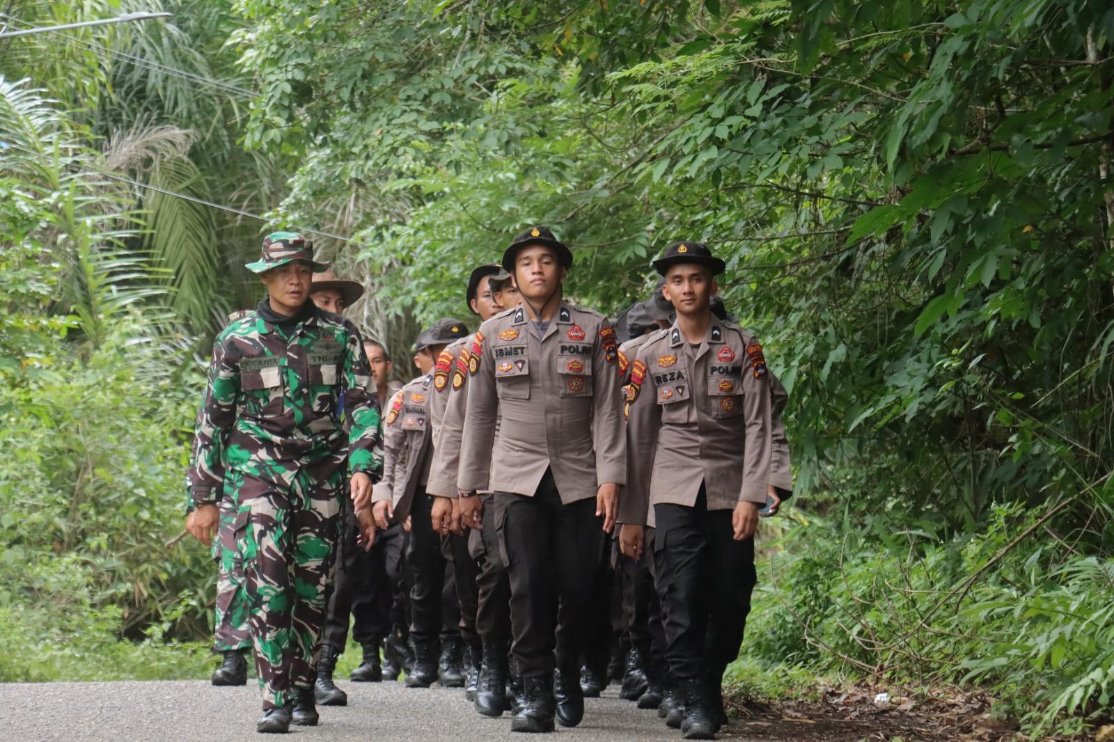 BIntara-Remaja-POlres-Hulu-Sungai-Selatan-berjalan-kaki-dari-Mako-Polres-ke-Desa-Loklahung.jpg