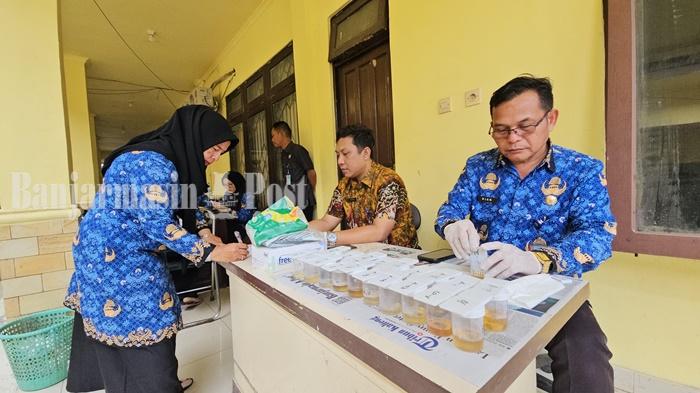 BNN-Kabupaten-Balangan-memeriksa-urine-dari-ASN-yang-menjalani-tes-urine.jpg