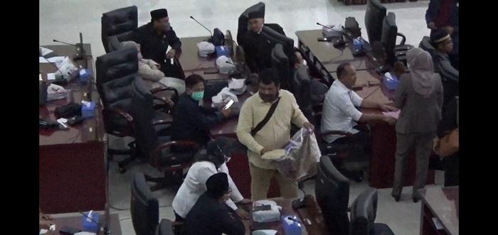 Geger Pria Bagi Amplop di Rapat Paripurna DPRD Banjar, Sekwan Enggan Bicara
