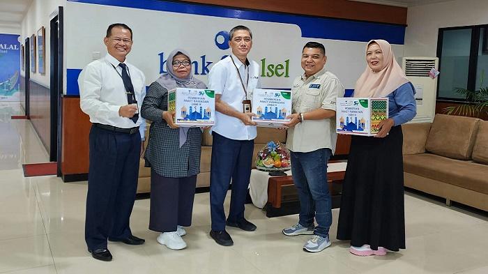 Bank-Kalsel-menyerahkan-secara-simbolik-670-Paket-Ramadan.jpg