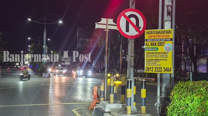 Banner-pijak-Mak-Erot-di-tiang-listrik-Traffic-Light-dinperempatan-Jalan-Pramuka-Banjarmasin.jpg