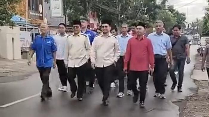 Jalan Kaki Mendaftar ke KPU HST, Aulia-Mansyah tak Ingin Jadi Bahan Kesombongan